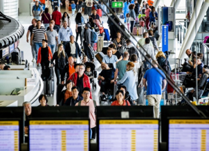 Mensen op een luchthaven